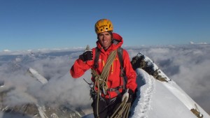 El corredor alemán Andreas Steindl alcanza subir cinco cimas de los Alpes en siete horas. Foto: www.snowplaza.de