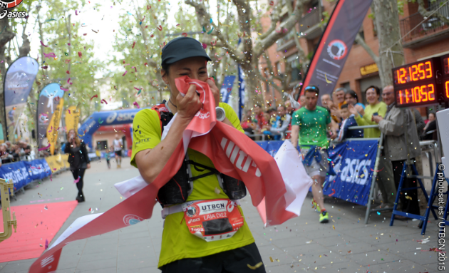 Laia Díez, vencedora de la UTBCN (100km) 2015 llega emocionada a meta. Imagen: UTBCN 