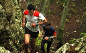 Kilian Jornet y Marc Lauenstein en plena batalla para el primer puesto. Imagen: Igor Quijano