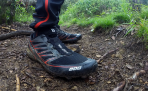 La Salomon S-Lab Speed es ideal para correr en superficies con barro, charcos, hierba mojada que patina o zonas con arena suelta, vamos, se comporta de maravilla donde el terreno permite que se claven los tacos tan acentuados. Imagen: CdM