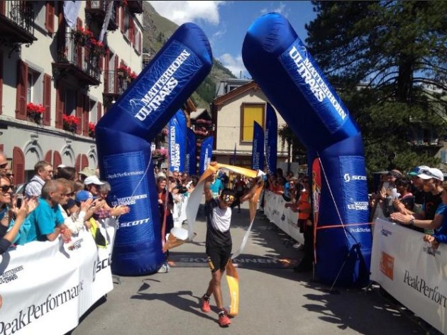 Zaid Ait Malek celebra su triunfo en la Matterhorn Ultraks. Foto: Matterhorn Ultraks