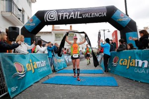 Verónica Pérez, ganadora de la carrera de 21km cruzando la línea de meta. Foto: CTV 2015.