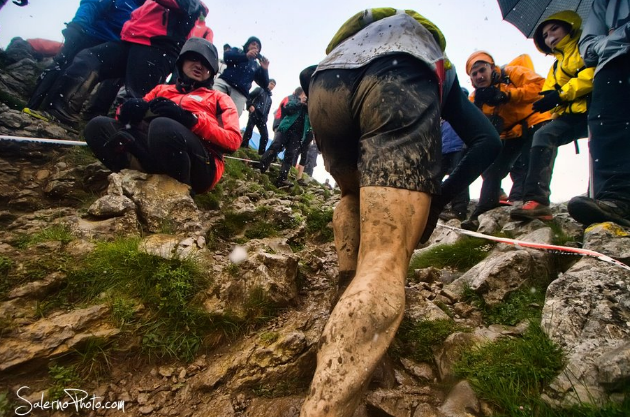 La Zegama-Aizkorri Mendi Maratoia es conocida por el ambiente que el público crea y también por la gran cantidad de barro que se encuentra a lo largo de su recorrido. Foto: Salerno photo