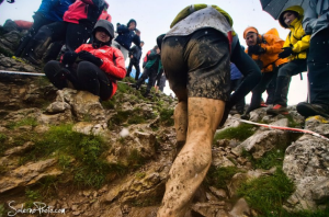 La Zegama-Aizkorri Mendi Maratoia es conocida por el ambiente que el público crea y también por la gran cantidad de barro que se encuentra a lo largo de su recorrido. Foto: Salerno photo