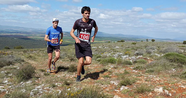 Joseba Díaz lidera la Travesía Alto Duero, por delante de Nacho Barranco. Finalizarían 1º y 2º clasificados respectivamente. Foto: Organización