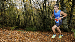 Jokin Lizeaga ha liderado la carrera de principio a fin, bajando de las dos horas en línea de meta (1:59:13). Imagen: Organización