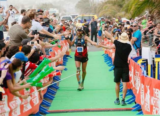 Krupicka ha demostrado ser un corredor que, a pesar de no verse en posibilidades de ganar ni hacer podio en una ultra, siempre decide llegar hasta meta. Foto: Transgrancanaria