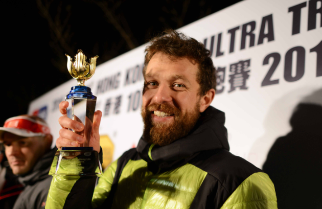 Arrancó en Hong Kong el Ultra-Trail World Tour 2016 con victoria francesa. El vencedor, François D'Haene, muestra su trofeo al finalizar. Imagen: UTWT