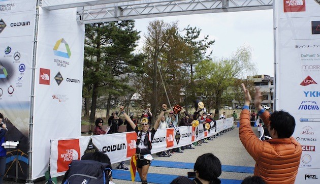 Núria Picas entrando, victoriosa, en la metra del Ultra Trail Monte Fuji. Foto: Buff Japón