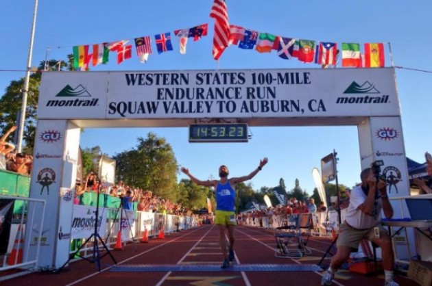 Steve Krar entra a meta en la WS 100. Foto: IRunFar