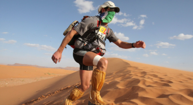 En general, los tejidos empleados en las prendas que usemos deberían disponer de tecnología pensada para el calor, tejidos ligeros y frescos que nos ayuden a evacuar el sudor y regular nuestra temperatura corporal. Imagen:notrunningawayjustrunning