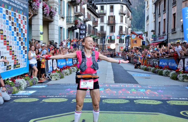 La vencedora del UTMB, Nathalie Mauclair: la francesa mostró fuerza, estrategia e inteligencia en carrera, y se llevó la victoria con mucha clase. Foto iRunFar 