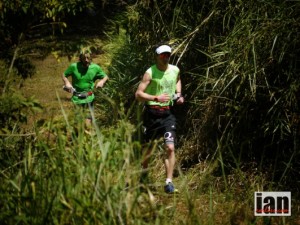 Martin Gaffuri, perseguido por Nick Clark en la Coastal Challenge. Foto: Iancorless