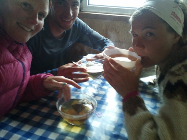 Anna Frost, desayunando con Kilian y Emelie. Foto: Anna Frost