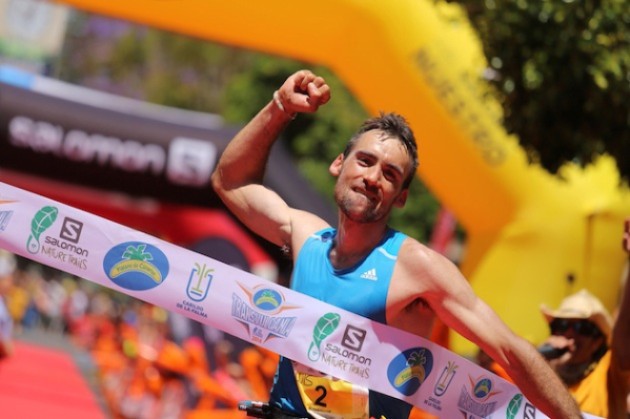 Luis Alberto Hernando, entrando victorioso en Transvulcania. Foto: Ian Corless