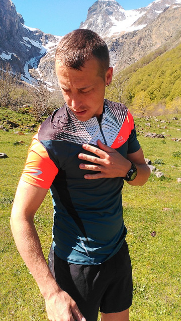 Edu Germán durante el test de la camiseta Kalenji Trail Performance