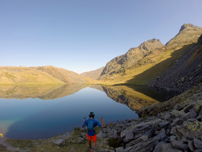 Pasando por els Estanys de Baiau durante la Pyrenees Stage Run Foto(c) Pol Puig Collderram