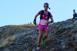 Gemma Arenas a su paso por el Refugi del Niu de l'Aliga durante la Ultra Pirineu 2016 Foto (c) Pol Puig Collderram