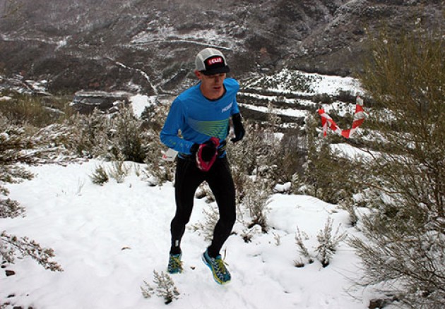 La nieve no impide al estadounidense Jim Walmsley repetir victoria en Alto Sil