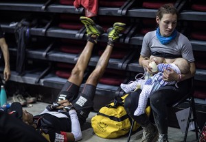 Sophie Power, la súper mamá que terminó la UTMB dando el pecho a su hijo