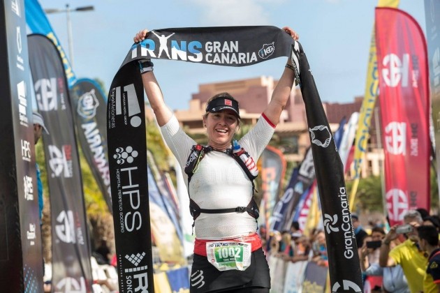 Teresa Nimes a su llegada a meta en la Transgrancanaria Advanced Foto (c) Transgrancanaria