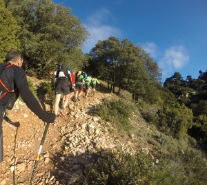 Corredores afrontando una de las primeras subidas de la segunda etapa Foto (c) Pol Puig Collderram