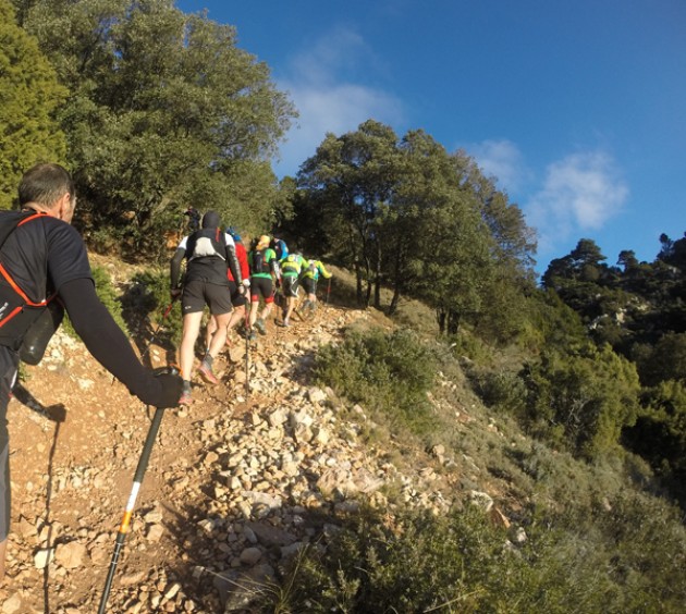 Corredores afrontando una de las primeras subidas de la segunda etapa Foto (c) Pol Puig Collderram