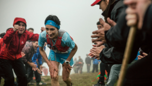 Momentos emocionantes del Zegama Aizkorri 2015: Oihana Kortazar recibe los ánimos de los espectadores. Imagen: Salomon (c) JordiSaragossa