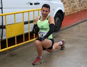 Corredor estirando antes de una carrera