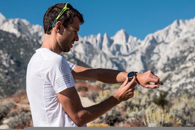 François D'Haene poniendo a punto su Suunto